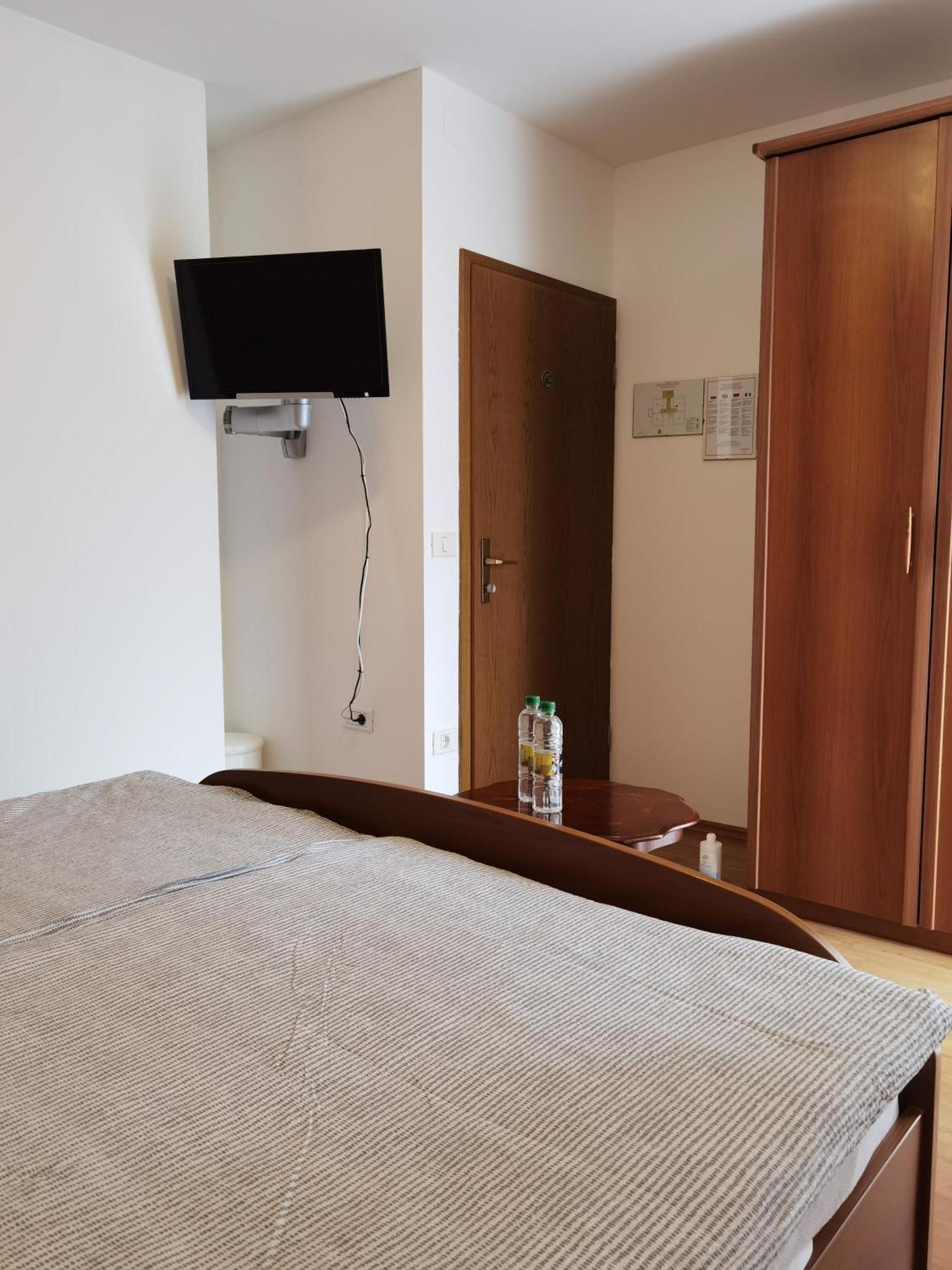 Hotel Gostisce Hedvika Kal-Koritnica Habitación foto